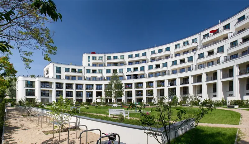 Modernes Wohnen mit Loggia und großzügiger Terrasse in Prenzlauer Berg — photo 1